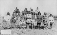 Geronimo követőivel, nem sokkal azelőtt, hogy letette volna a fegyvert 1886-ban