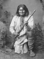 Geronimo egy beállított képen (már fogolyként), 1887.