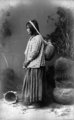 Nyugati apacs nő hagyományos viseletben egy beállított fotón, 1883–1886 körül