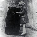 Christopher Robin (Róbert Gida) eteti Robint a londoni állatkertben az 1920-as években