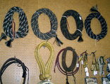 Lószőrből és hasított bőrből készült kötelek napjainkban, egy montanai üzletben (Kép forrása: Wikipédia / Montanabw / CC BY-SA 4.0)