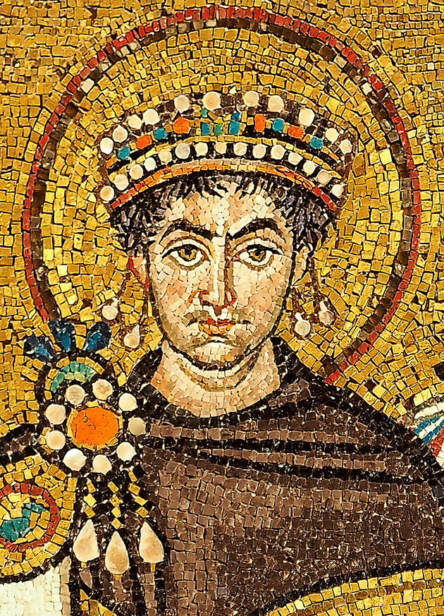 Justinianus mozaikból készült képmása a ravennai San Vitale-templomban (Kép forrása: Petar Milošević/ CC BY-SA 4.0)
