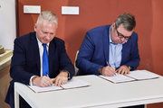 Borhy László, az ELTE rektora és L. Simon László, a Magyar Nemzeti Múzeum főigazgatója aláírják az együttműködési megállapodást
