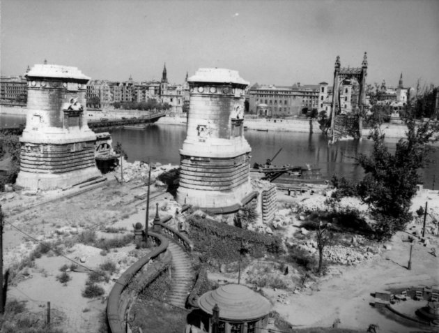 A lerombolt híd látványa 1945-ben (Kép forrása: Fortepan/ Archiv für Zeitgeschichte ETH Zürich / Agnes Hirschi)