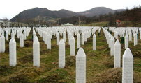 A srebrenicai népirtás halottainak emlékhelye (Kép forrása: Wikipedia / Michael Büker / CC BY-SA 3.0)