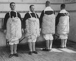 Az amerikai tengerészeket arra is kiképezték, hogy mentőmellény hiányában az ágyukat csavarják magukra