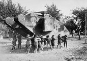 Ravasz terv: ausztrál katonák 1918-ban összeeszkábáltak egy távolról tankra emlékeztető, fából és vászonból készült szerkezetet, amelyet a Hindenberg-vonal elleni támadás során vetettek be