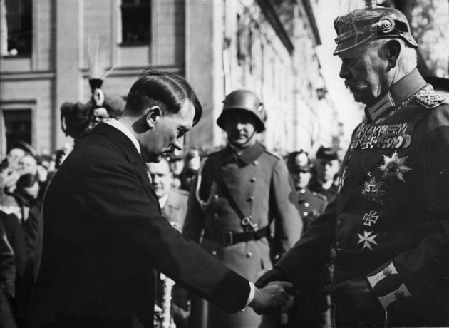 Hitler és Hindenburg a hatalom átvételének évében (1933) (Bundesarchiv, Bild 183-S38324 / CC BY-SA 3.0)