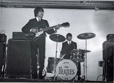 Harrison és Ringo Starr egy belfasti koncerten, 1964-ben
