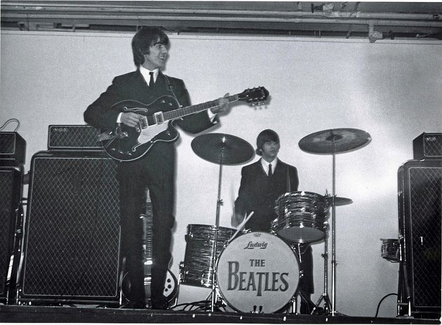 Harrison és Ringo Starr egy belfasti koncerten, 1964-ben