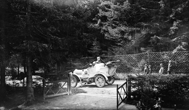 Gróf Zichy Béla Mercedes gyártmányú autójában, 1905 (Kép forrása: Fortepan/ Zichy)