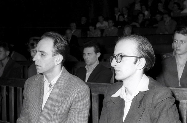 Obersovszky Gyula és Gáli József író a vádlottak padján Tóth Ilona és társai bûnperének tárgyalásán.