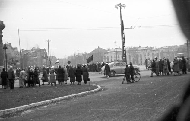 A megszálló szovjet alakulatok kezdetben megakadályozták a közeledő tömegnek a Hősök terére való bejutását. (Fortepan/Nagy Gyula)