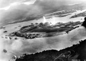 A csatahajósor Pearl Harbor kikötőjében a támadás kezdetekor