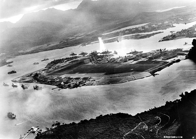 A csatahajósor Pearl Harbor kikötőjében a támadás kezdetekor
