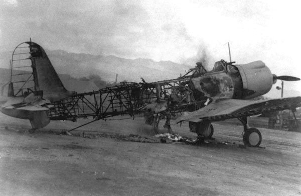 Egy kiégett SB2U-3 Vindicator a bombázás után