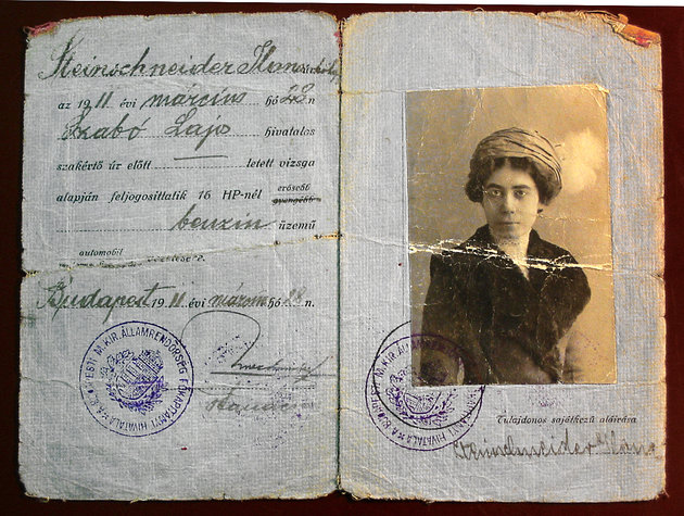 A gépjárművezetői igazolványt 1911. március 28-án, szülei tudta nélkül szerezte meg