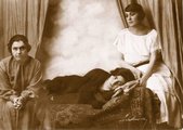 Varsányi Irén mint Olga, Gombaszögi Frida mint Masa és Makay Margit mint Irina Anton Pavlovics Csehov A három nővér című színművében, 1922-ben (Labory/OSZK Színháztörténeti Tár gyűjteménye, KB VII. 136)