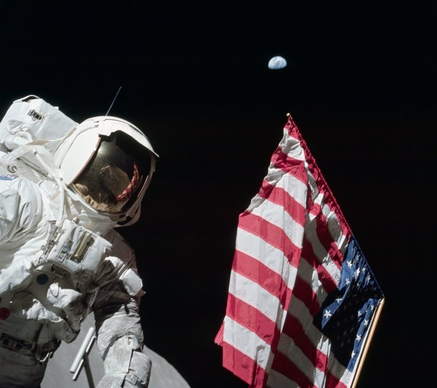 Harrison Schmitt a Holdon – háttérben az otthonunk, a Föld