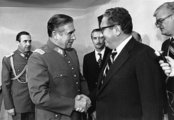 Henry Kissinger és Pinochet találkozása 1976-ban – ma már nem titok, hogy az amerikaiak támogatták az 1973-as hatalomátvételt (Kép forrása: Wikipédia / Ministerio de Relaciones Exteriores de Chile / CC BY 2.0 cl)