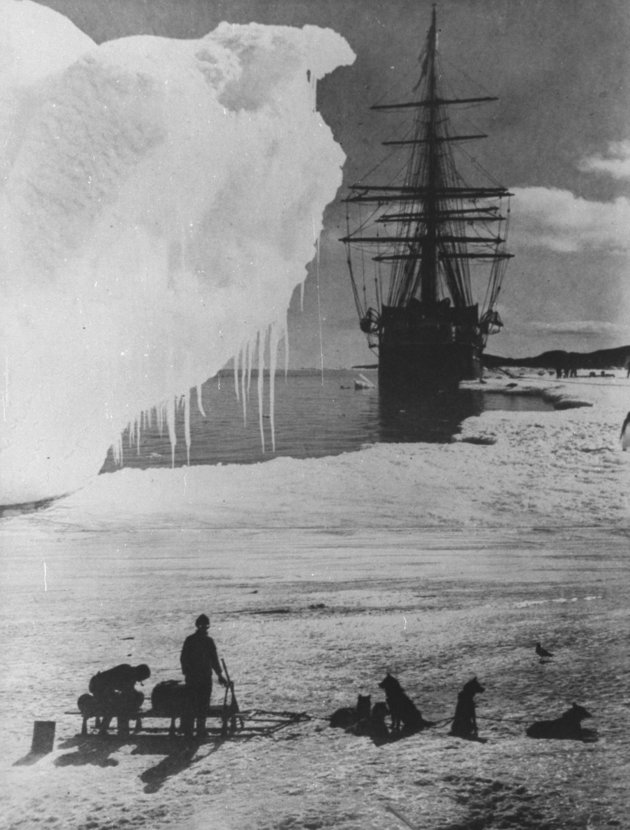 A háttérben a Terra Nova, a Scott-expedíció hajója