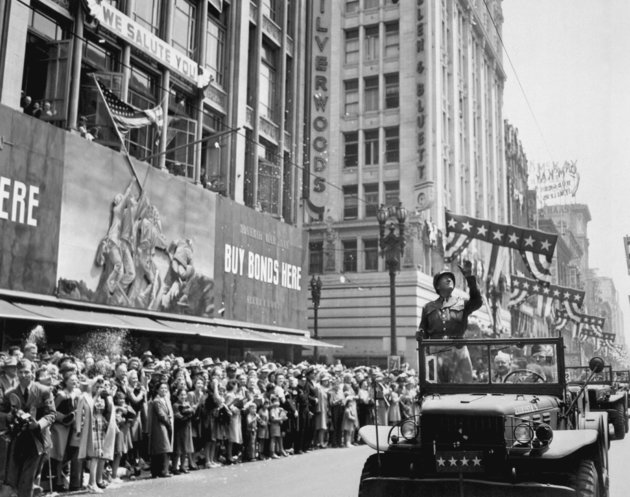 A háborús hősöket ünneplő tömeg Los Angelesben 1945. június 9-én