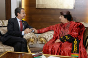 A világ páriája, Moammer Kadhafi a spanyol miniszterelnökkel, José Luis Rodríguez Zapateroval 2010-ben (Kép forrása: Wikipédia/ Ministry of the Presidency. Government of Spain)