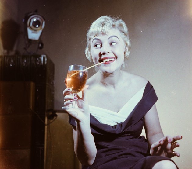 Elmaradhatatlan kellék egy jó italhoz – Felföldi Anikó színművésznő 1962-ben (Kép forrása: Fortepan/ Bauer Sándor)