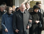 A gyászoló család (balra Gorbacsova testvére, középen Gorbacsov, jobbra lánya, Irina) (Kép forrása: Wikipédia/ RIA Novosti archive, image #46207 / Vladimir Rodionov / CC-BY-SA 3.0)