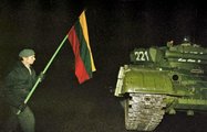 Egy litván zászlót tartó civil szembenállása egy szovjet tankkal 1991. január 13-án