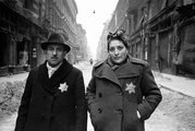 Zsidó házaspár sárga csillaggal 1945-ben, az ostrom után