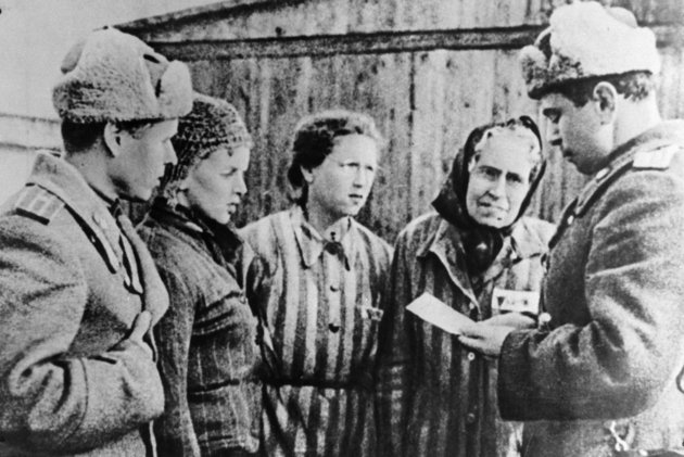 A Vörös Hadsereg katonái Auschwitzban (Kép forrása: MTI)