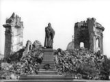 Luther Márton szobra a romba dőlt Frauenkirche előtt a bombázás után (Kép forrása: Bundesarchiv, Bild 183-60015-0002 / Giso Löwe / CC-BY-SA 3.0)