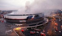 Tűzoltóautók az égő Budapest Sportcsarnok körül. A tűz következtében a küzdőtér feletti födém teljesen leszakadt. (MTI / Kovács Tamás)