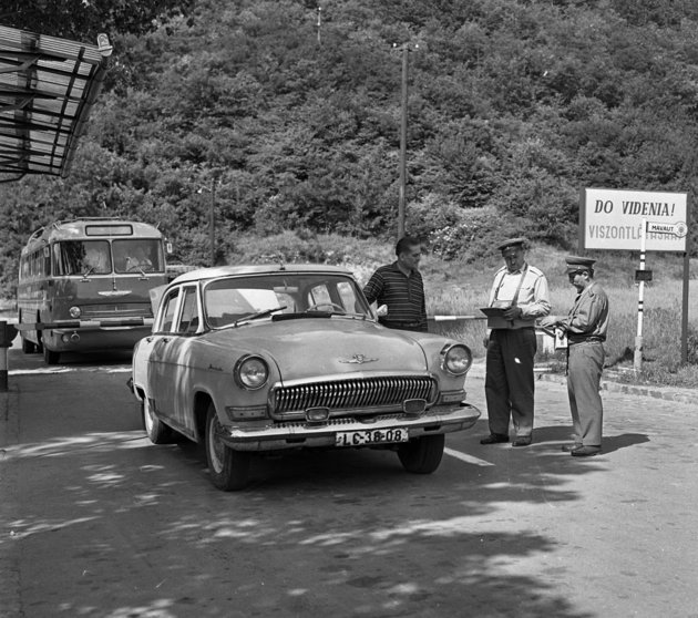 A közúti határátkelőhely, 1968 (Kép forrása: Fortepan / Magyar Rendőr)