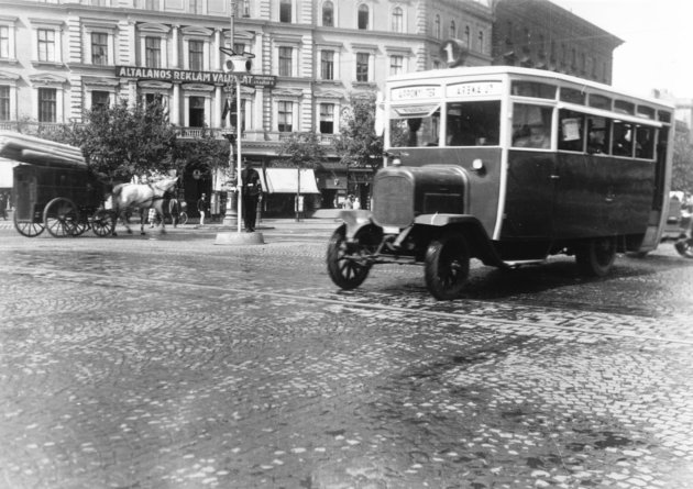 A Városliget felől érkező busz (Oktogon), 1927 (Kép forrása: Fortepan/ Somlai Tibor)