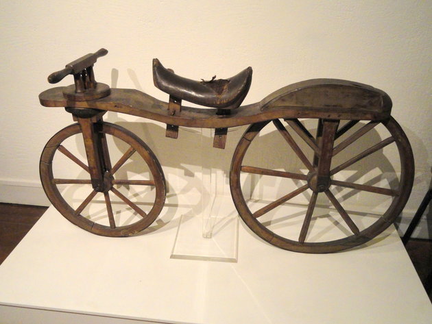 Más területeken is maradandót alkotott, többek között a kerékpár ősét is elkészítette
