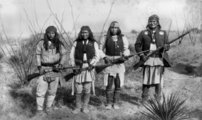 Geronimo (jobbra) és harcosai (1886)