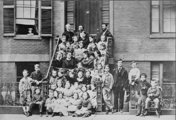 Bell (a jobb felső sarokban), pedagógiai oktatást nyújt a bostoni Siketnémák Iskolájának tanárainak, 1871.