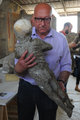 Stefano Vanacore, a pompeji régészeti lelőhely laboratóriumának igazgatója egy áldozattal a kezében