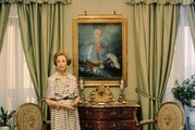 Az özvegy Carmen Polo de Franco férje portréjával otthonában, 1980.