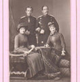 Rudolf és II. Vilmos német egyenruhában, feleségeik társaságában. A kép a nyilvánosságnak készült, valójában messze nem volt ilyen egyetértés, barátság a két férfi között