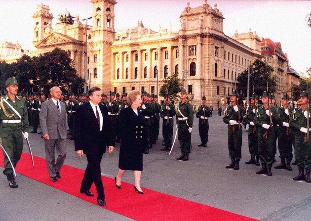 1990 szeptemberében Margaret Thatcher, az Egyesült Királyság miniszterelnöke Magyarországra látogatott