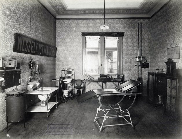 Orvosi eszközökkel berendezett helyiség 1896-ban (Kép forrása: Fortepan/ Budapest Főváros Levéltára / Klösz György fényképei)