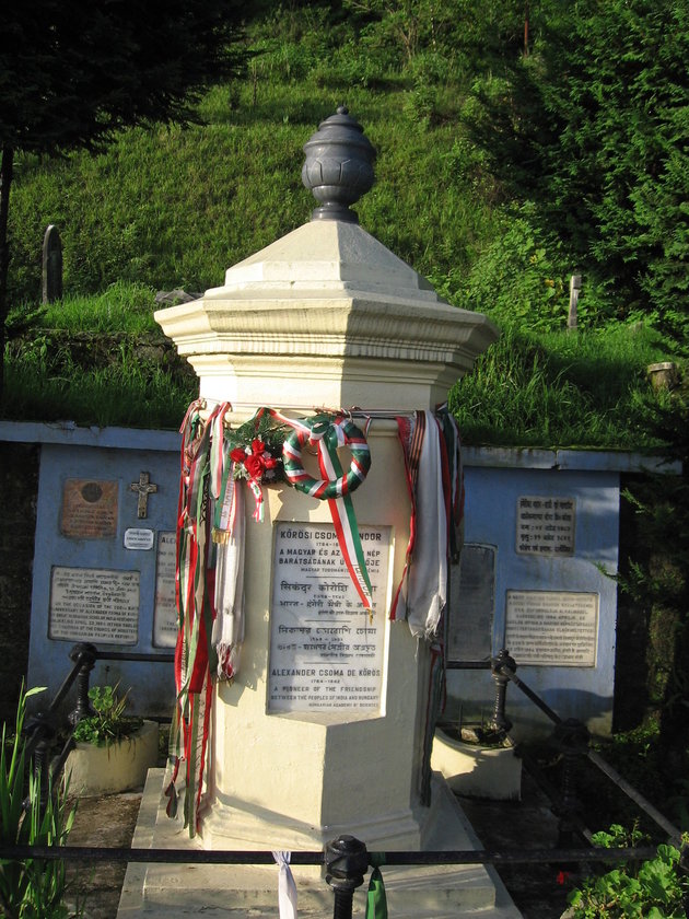 Kőrösi Csoma Sándor emlékoszlopa Dardzsilingben (Kép forrása: Wikipédia/ Grentidez/ CC0)