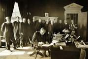 Warren G. Harding elnök aláírja az 1922-es Clapper-Volstead törvényt, amely a szesztilalmat kodifikálta