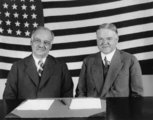 Charles Curtis alelnök (b) és Herbert Hoover elnök 1929-ben