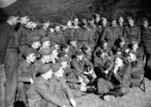 A guernseyi milícia tagjai szolgálaton kívül összegyűlnek énekelni 1940 nyarán