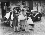 Evakuált gyermekek csoportja találkozik befogadójukkal új otthonuknál valahol Nagy-Britanniában, 1939. szeptember