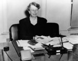 Eleanor Roosevelt az íróasztalánál, 1941.